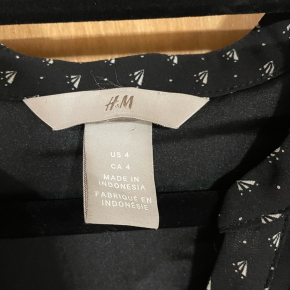 H&M -short , V neck, cap sleeve black speckled dress - Picture 5 of 5